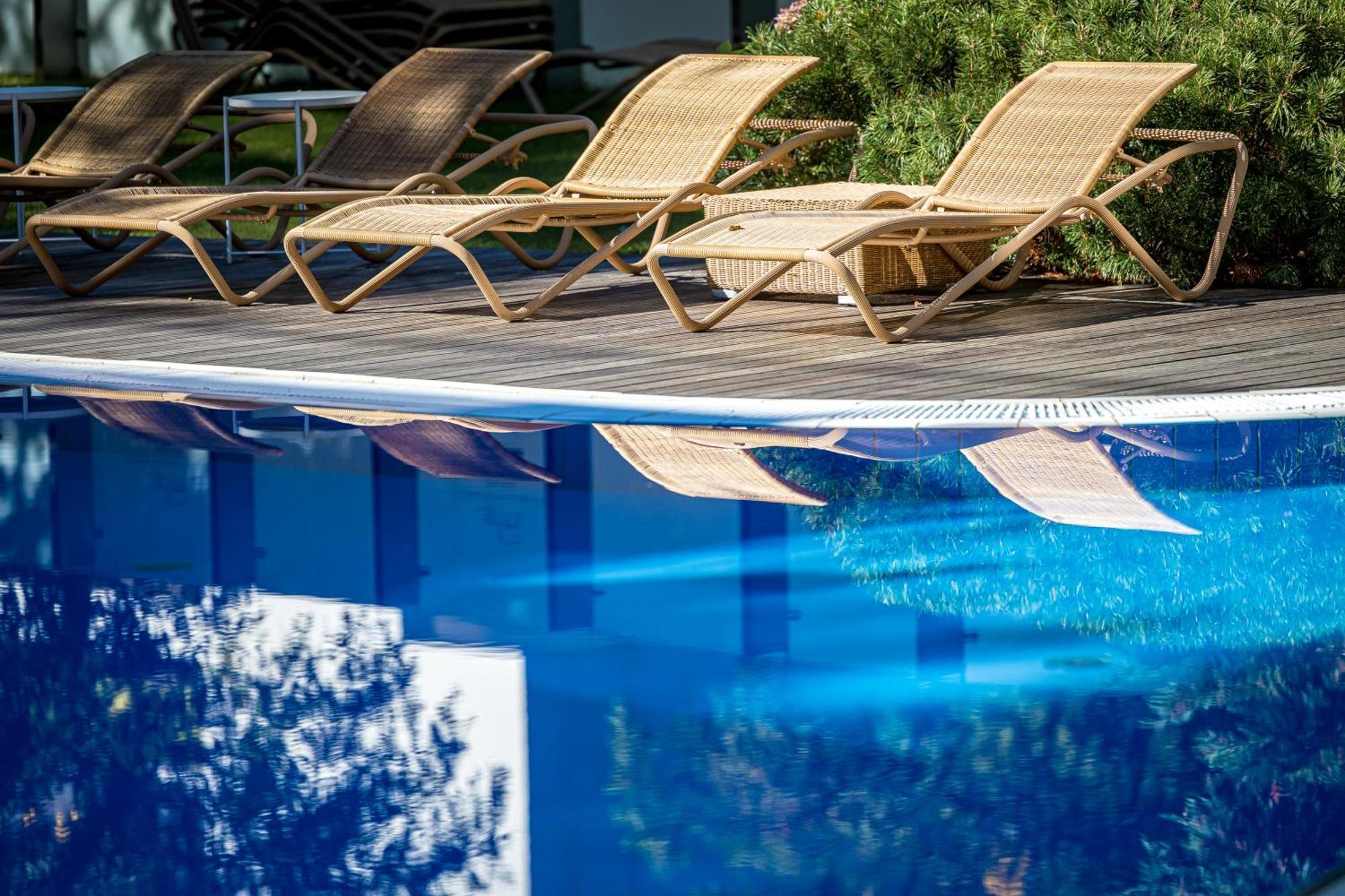 Palanga Life Balance Spa Hotel Екстериор снимка Sunloungers at a swimming pool