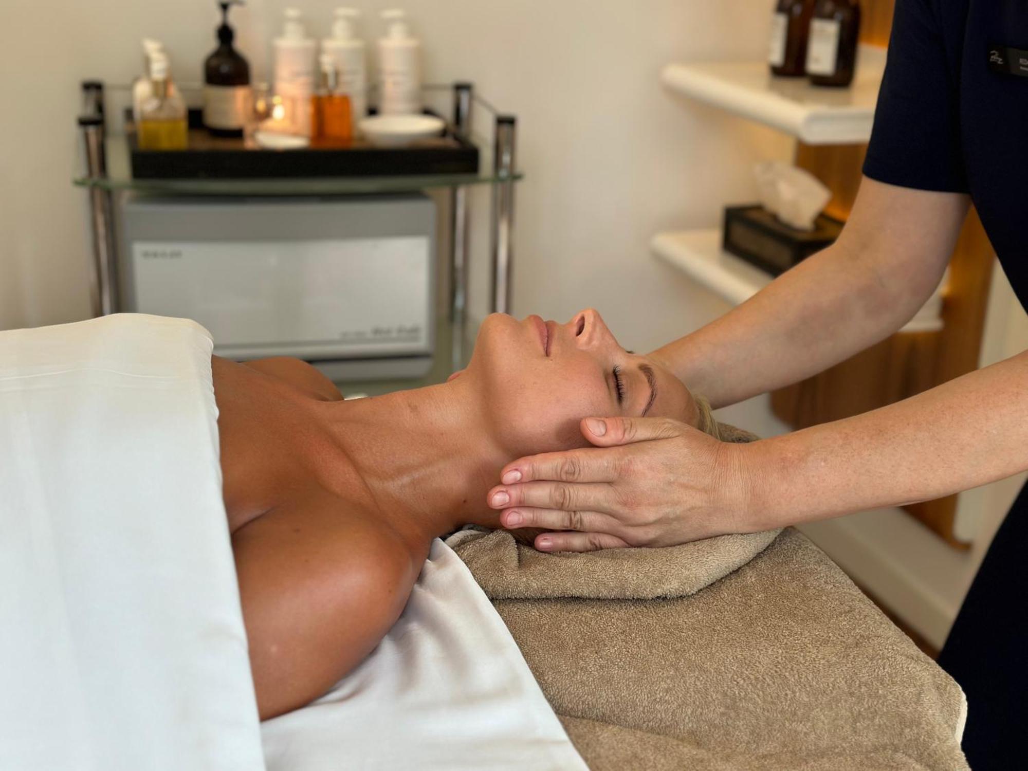 Palanga Life Balance Spa Hotel Екстериор снимка A woman receiving a facial massage